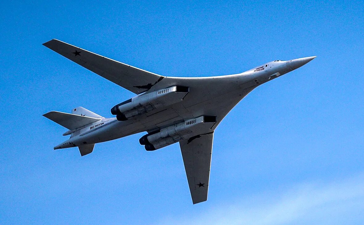 Ту 160 сверхзвуковой характеристики. Ту-160 белый лебедь. Стратегический бомбардировщик ту-160. Ракетоносец ту-160 белый лебедь. Ракетоносец-бомбандировщик ту-160 "белый лебедь".
