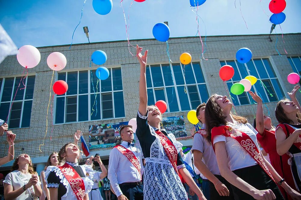 Последний звонок. Выпускники. Выпускной. Последний звонок фото.