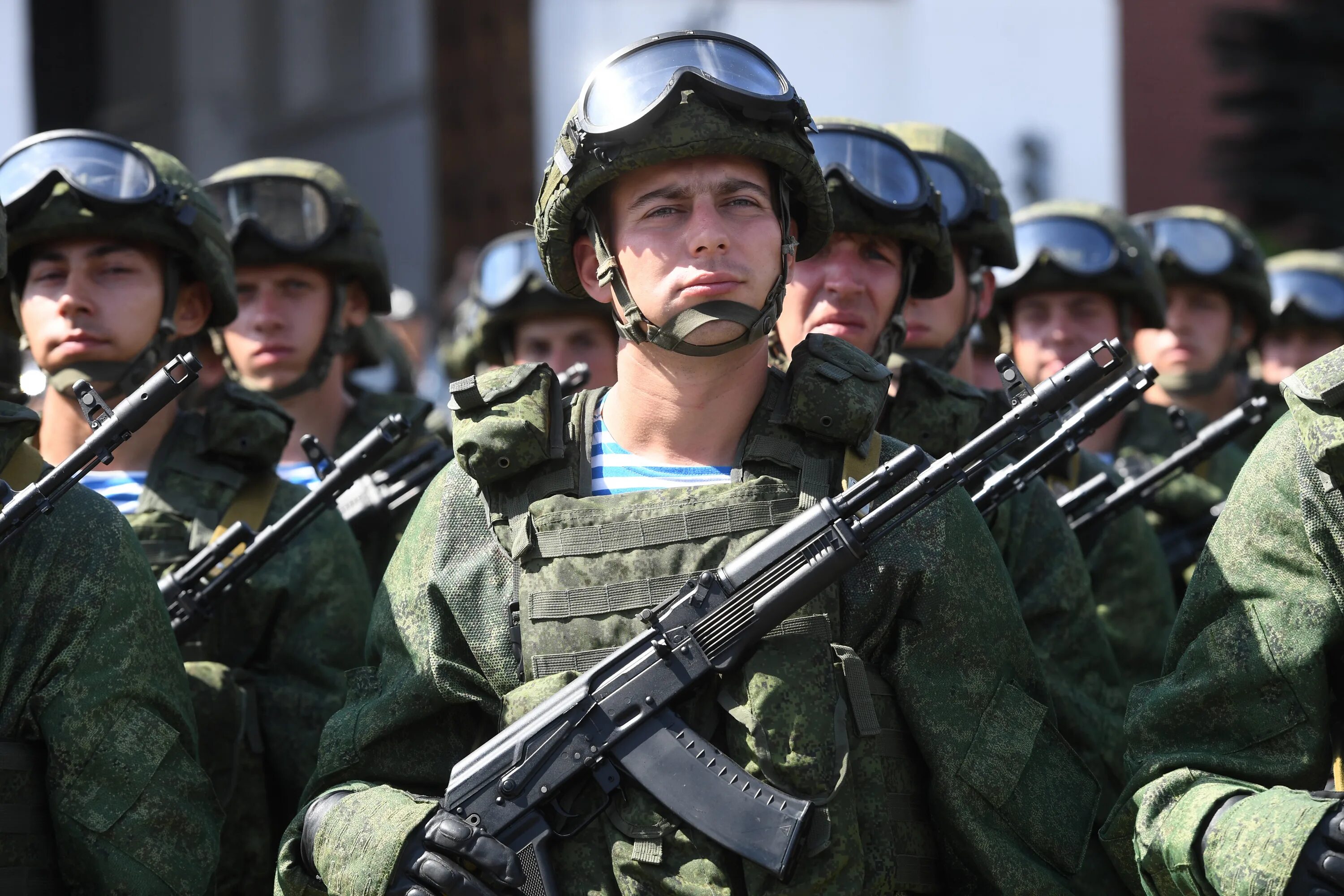 Распорядиться военный. Военные России. Российские войска. Солдат Российской армии. Военнослужащий Российской армии.