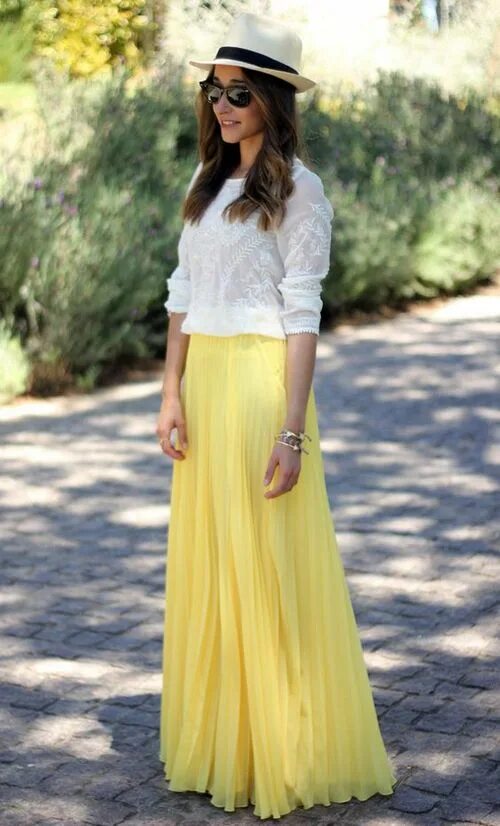 Длинная юбка с блузкой. Летний образ с длинной юбкой. Желтая юбка макси. Лук с длинной юбкой. Длинная юбка.