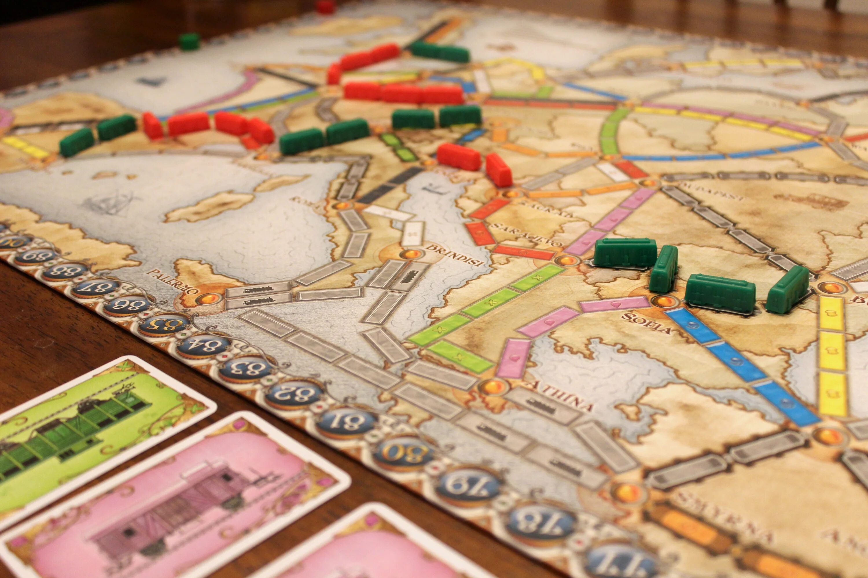Ticket to ride как играть видео. Ticket to ride europe. тикет ту райд игровое поле с фишками. первопроходцы золотой путь настольная игра. ticket to ride jojo.