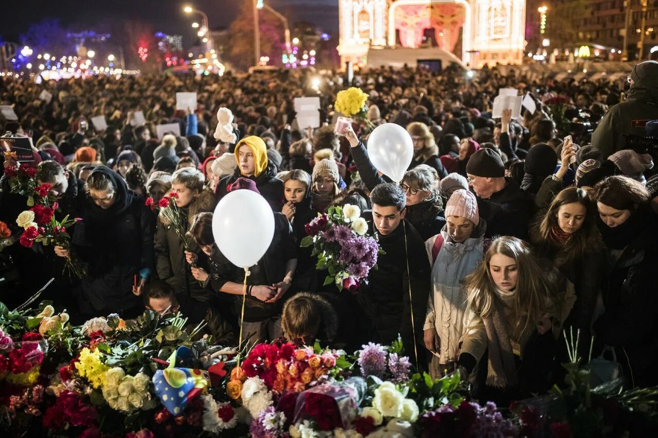 Траур. Траур толпа людей. День траура в Кемерово. Что можно в траур