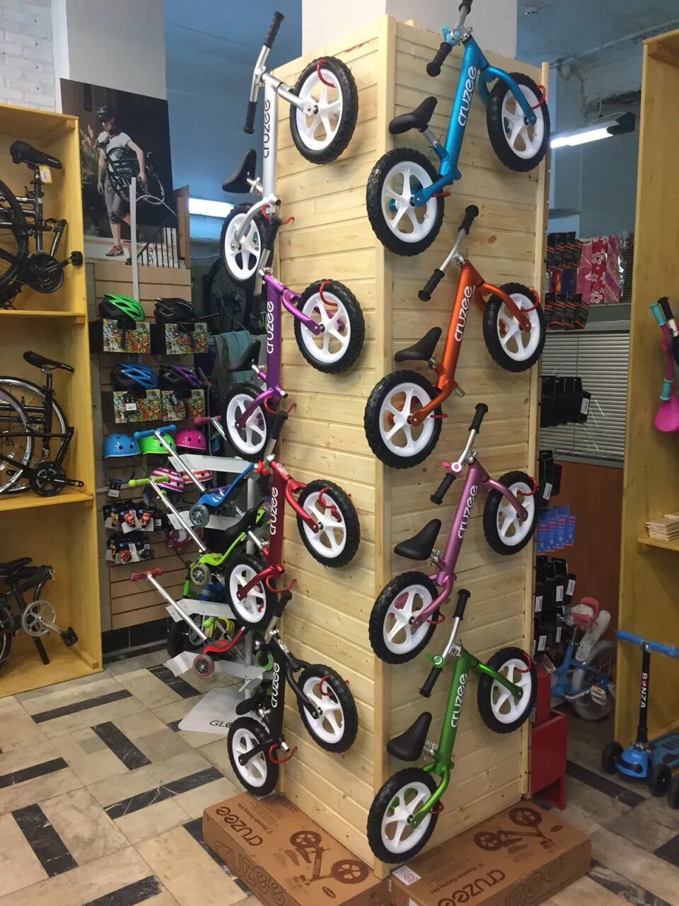 гонки на самокатах для детей. магазин беговелов. беговел 1 год. магазин беговелов. беговел forest kids cort.