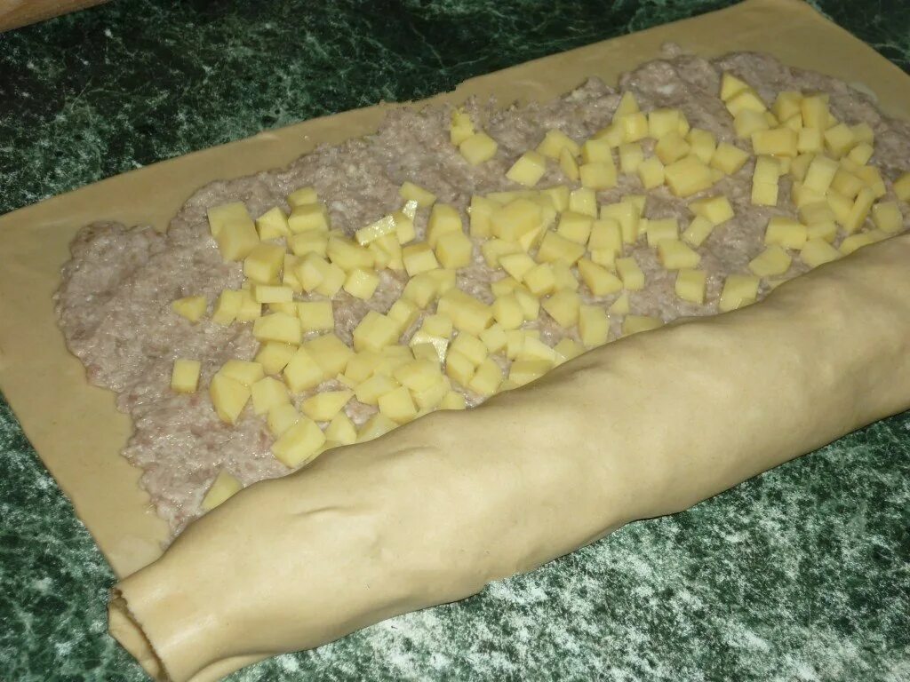 Фарш в тесте на пару. Рулет в мантоварке. мясной рулет в мантоварке. рулет в мантоварке с фаршем и картошкой. тесто с картошкой.