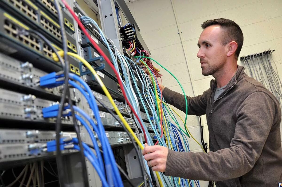 Сисадмин в серверной. Сетевое и системное администрирование. Диагностика отравлений веществами пульмонотоксического действия. Системный администратор пк. Системные нарушения в работе.