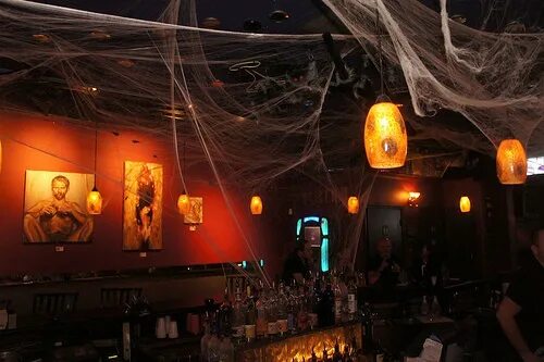 Halloween bar. Украсить ресторан к хэллоуину. Хэллоуинский бар интерьер. Хэллоуин в ресторане. Halloween party bar.