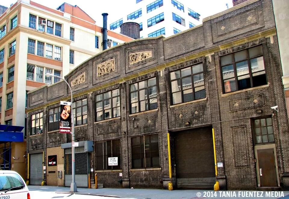 Paradise garage club. Найт клаб гараж. Ганеша неоновая вывеска. Элит хаус нью йорк. Paradise garage.