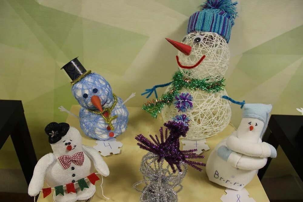 Снеговик поделка в детский сад. Парад снеговиков поделки. Поделка на новый год парад снеговиков. Конкурс поделок парад снеговиков. Выставка конкурс поделок парад снеговиков.