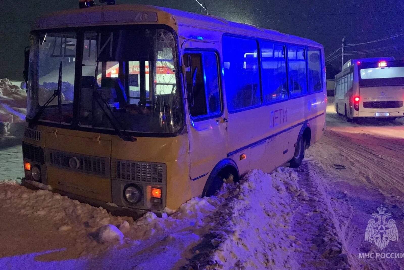 Водители башавтотранс уфа. Школьный автобус уфа. Нефаз 5299 30 57 башавтотранс. Автобус дети старый. Автобус нефаз башавтотранс.