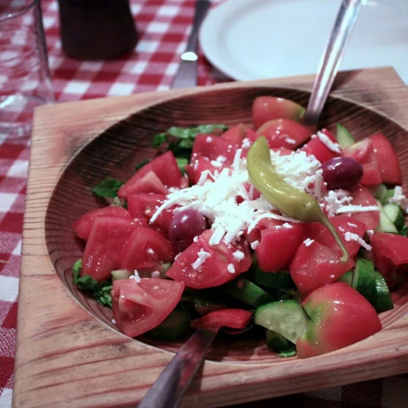 Блюдо для шашлыка. Закуски к шашлыку. Закуски к шашлыку на день рождения. Что приготовить в жару рецепты с фото. Салат с макаронами.