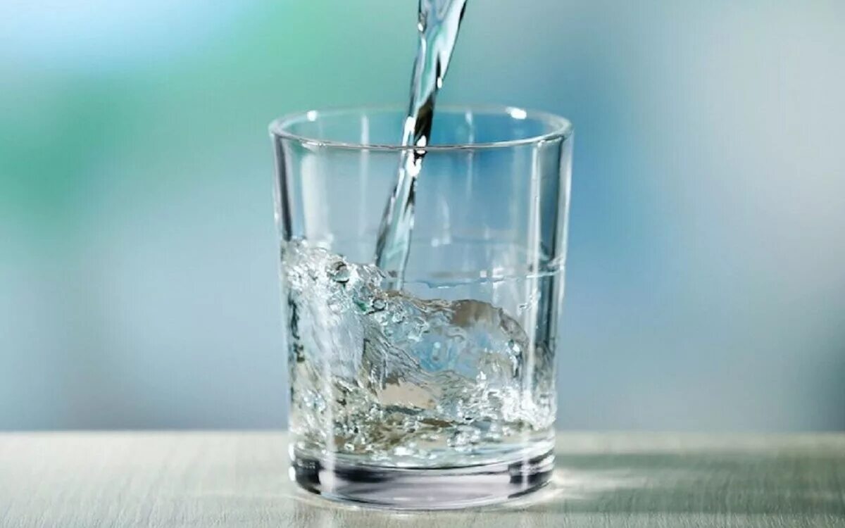 Воздух вода б у. Стакан воды. Стакан чистой воды. Чистая вода. Минеральная вода в стакане.