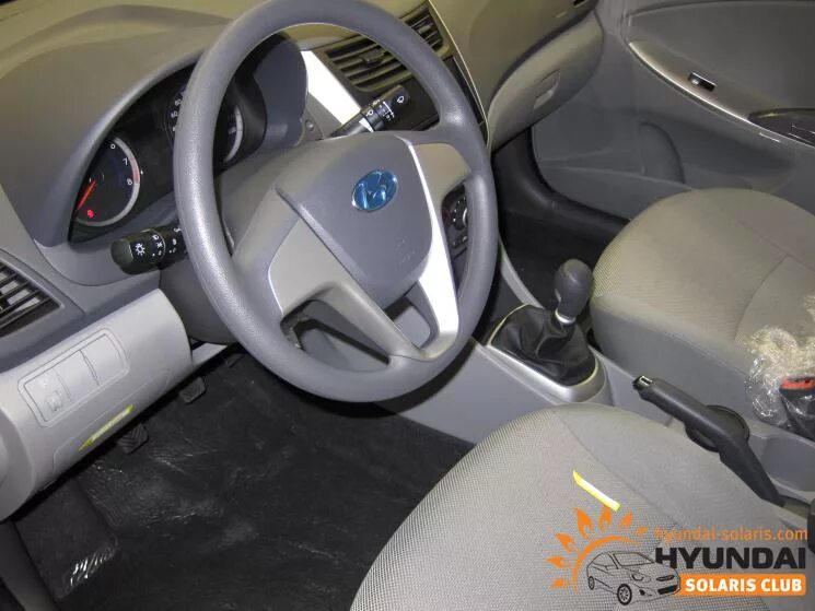 Hyundai Solaris 2000 салон. Хендай Солярис 2011 и Форд фокус 2006. Как могли выглядеть иномарки в базовой комплектации.