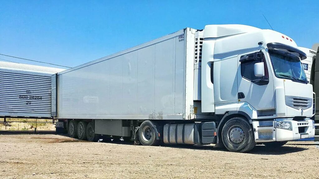 Фура man на дороге. 16 м фура. Мерседес фура с полуприцепом. Man tgx 4x2. Mercedes actros mp2.