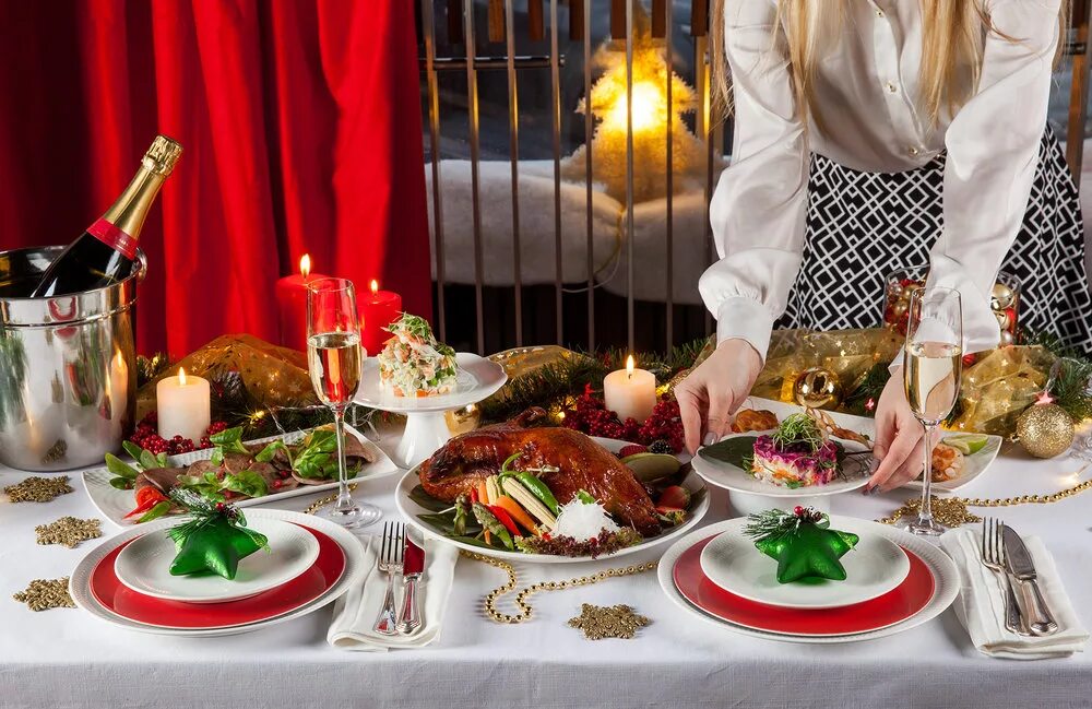 Новогодний стол. Новогодний и праздничный стол. Блюда на новогодний стол. Новогодний стол в ресторане.