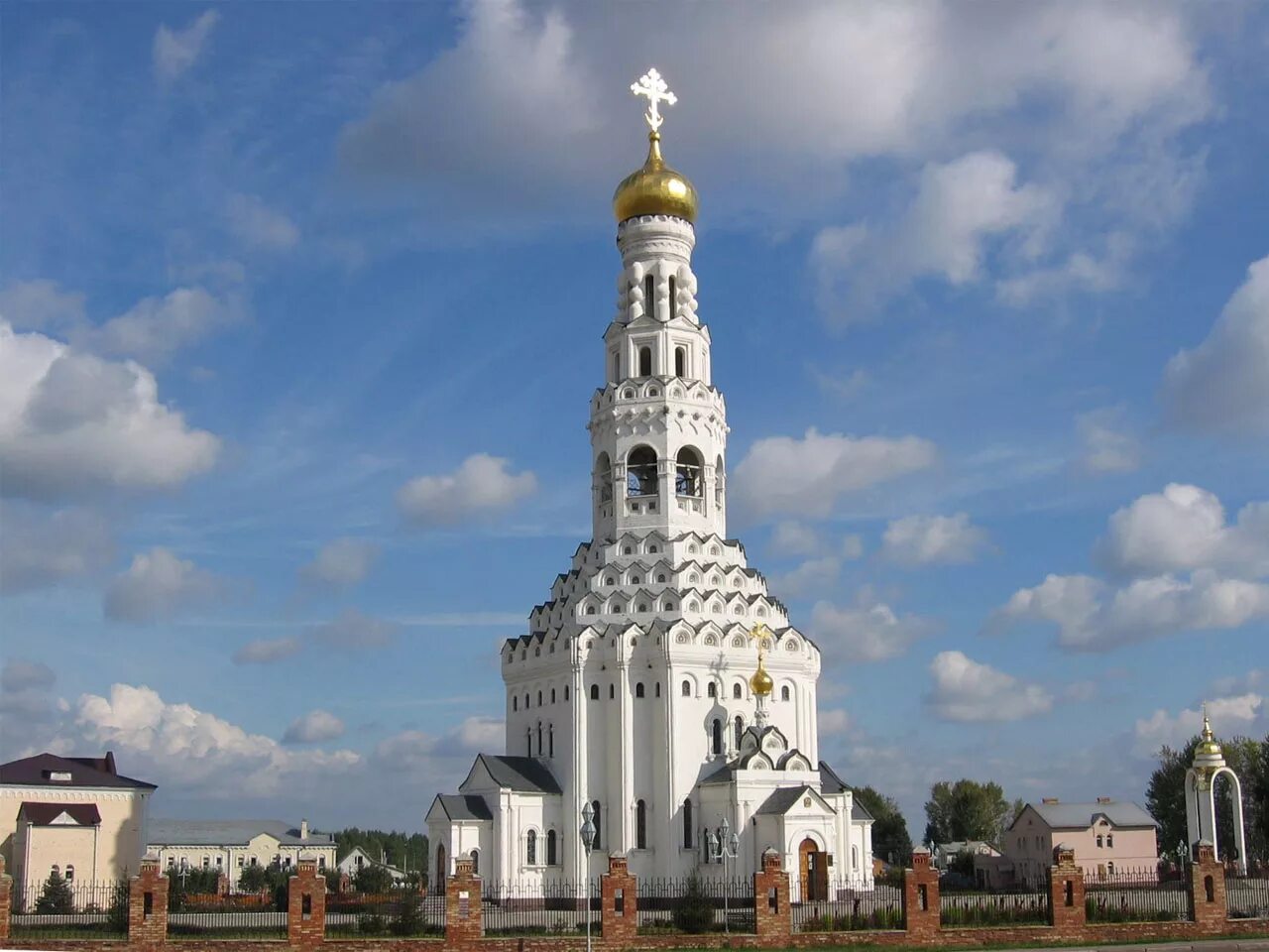 Чем известен город белгород. Белгород достопримечательности города. Памятники архитектуры Белгорода. Монастырь город Белгород.