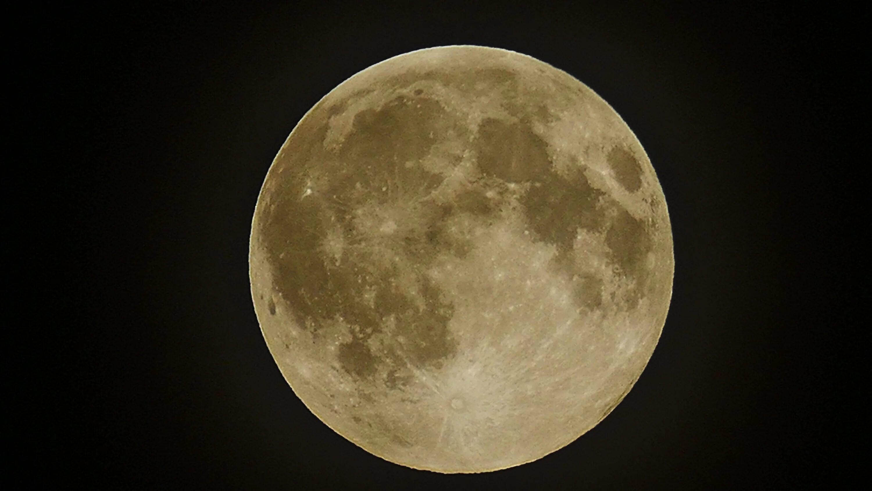 Полная луна в марте 2024. Фотографии Луны в высоком разрешении. Луна рисунок. Луна на бежевом фоне. Луна фото красивое.