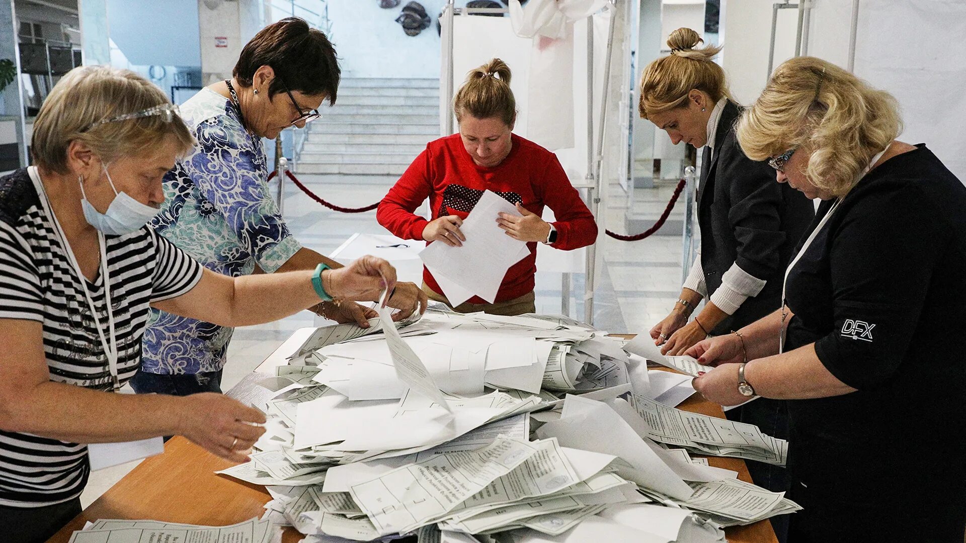 Russian voting. Голосование в Запорожской области. Референдум фото. Итоги голосования референдума RT. Женщины на референдуме.