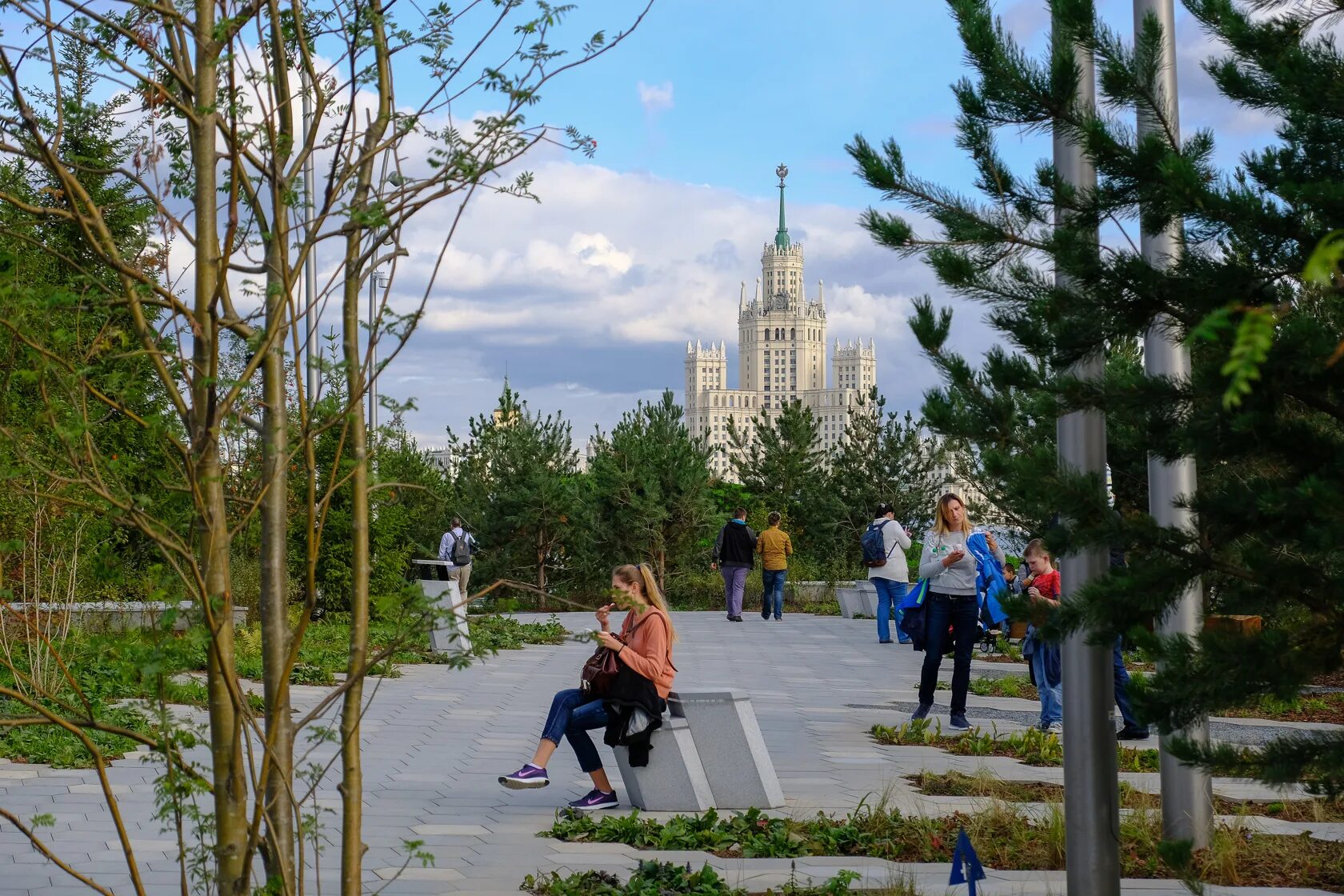 Парки москвы для прогулок сегодня. Парк Зарядье. Паркппарк Зарядье. Парк Зарядье в Москве. Парки Москвы Зарядье.