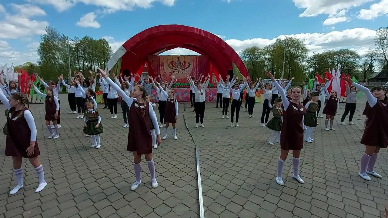 Детский сад военное попурри. Попурри о войне и победе. Попурри три танкиста катюша смуглянка платочек. Попурри 9 мая. Военный флешмоб танец.