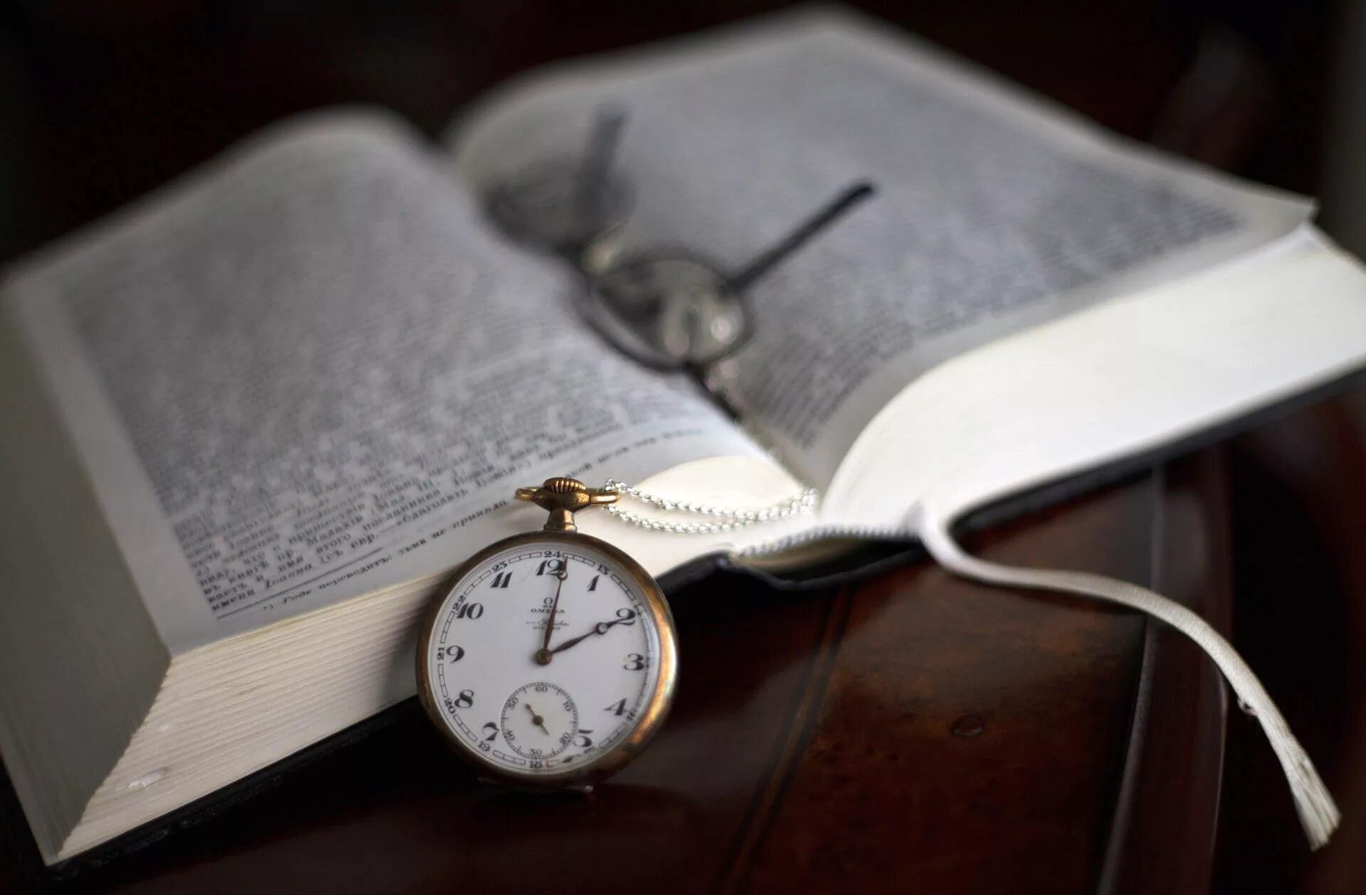 Книги. Книга и часы. Часы книжка. Книга времени.