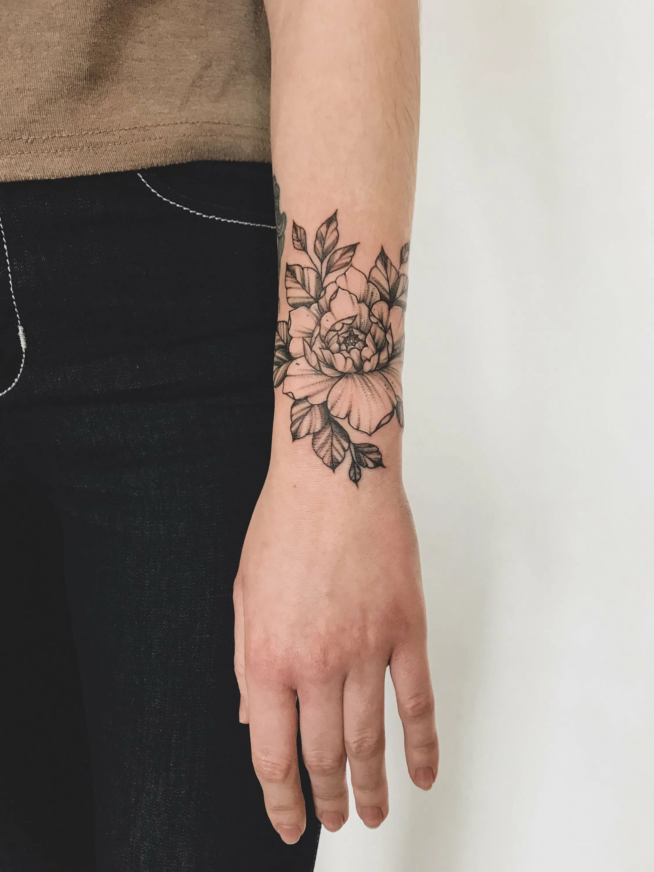 Татуировка на запястье для девушек. Тату цветы на запястье. Тату браслет цветы. Тату браслет цветы на руке.