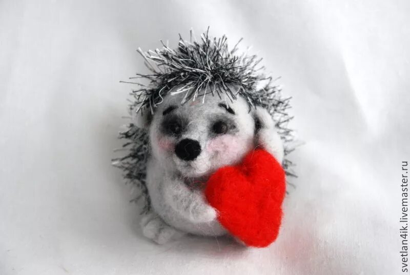 Ежики любовь. Влюбленные ежики. Милый ежик с сердечком. Вышивка ежик. Еж с сердечком.