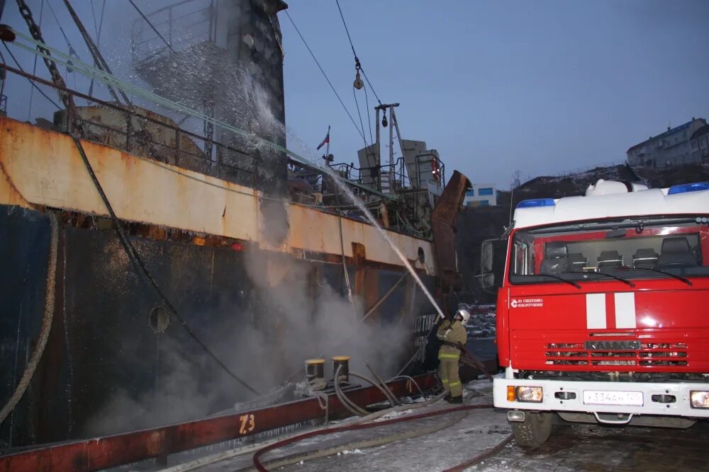 Пожар на траулере. Ликвидация пожара на судне. Пожар на судне во Владивостоке. Пожар на корабле. Тушение пожара на судне.