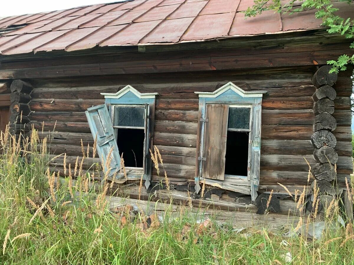 Полуразрушенный деревенский дом. Заброшенный старый деревенский дом. Заброшенная деревня в России внутри. Заброшенный деревенский домик. Расселение деревень