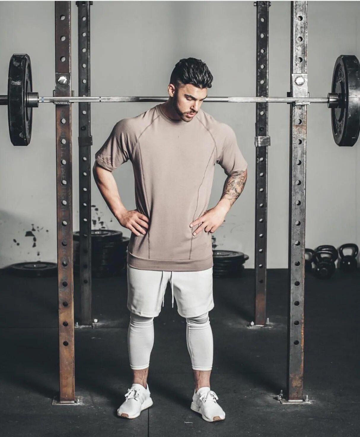 Одежда для спортзала. Одежда в спортзал для мужчин. Рашгард vansydical mbf72702. Спортивная одежда для мужчин. Одежда для тренажерного зала.