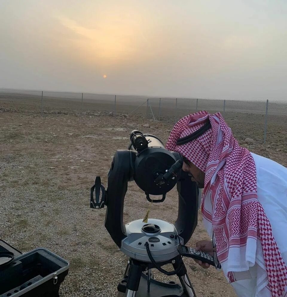 Обсерватория в Саудовской Аравии. Восход в Саудовской Аравии. Луна в Саудовской Аравии. Обсерватория за луной Саудовской Аравии. Новолуние в саудовской аравии