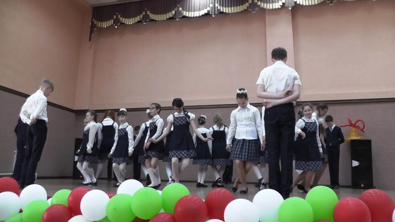 Танец начальная школа видео. Танец на день учителя 1 класс небо. Новогодняя танца для школьника. Танец на новый год в школе. Новогодний танец в школу для начальных классов.