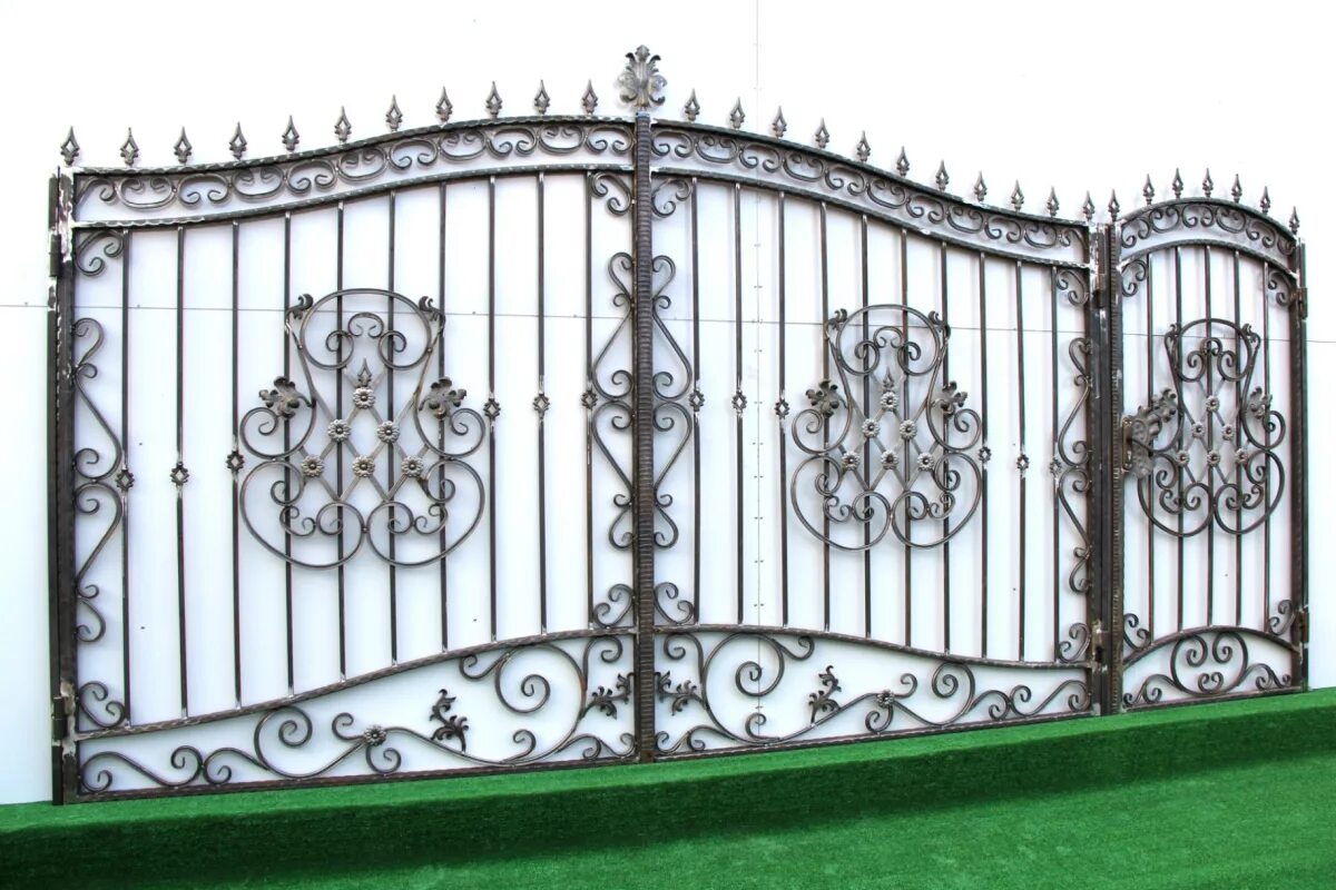 Ворота пр 3. Кованые ворота Ишеева. Ворота с ковкой. Кованые ворота с калиткой. Кованые ворота простые.