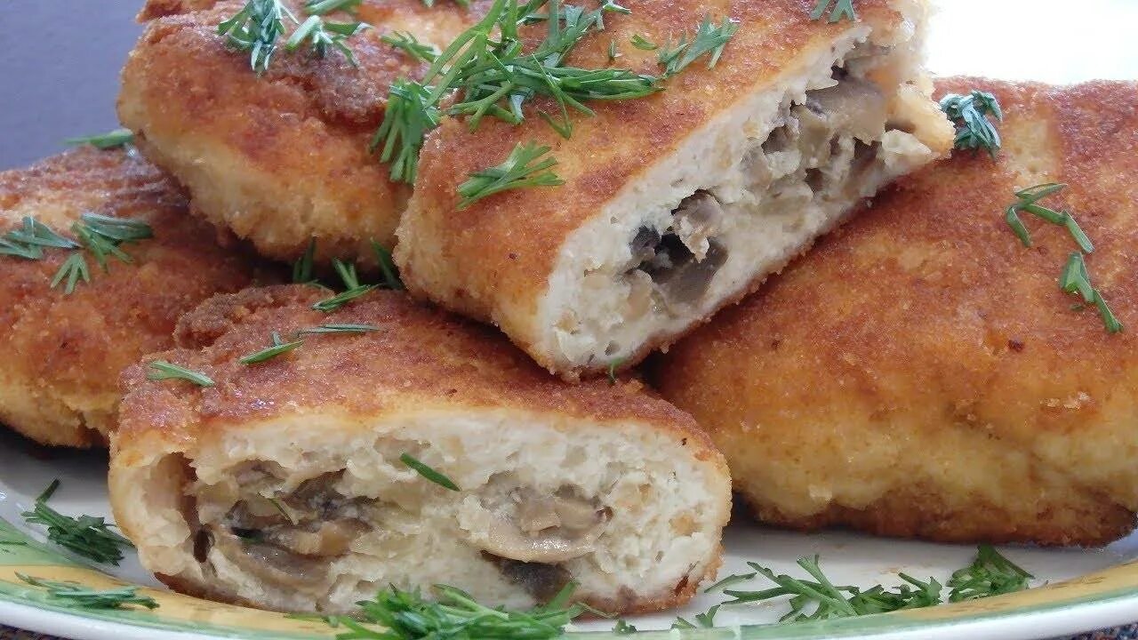 Куриные зразы на сковороде. Зразы из куриного фарша с грибами. зразы фаршированные шампиньонами. зразы с грибной начинкой. зразы с курицей и грибами.