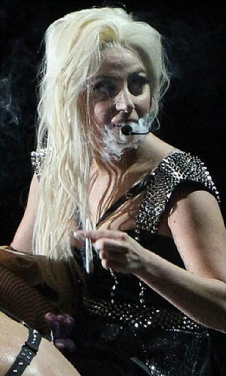 Сначала леди гага. Леди Гага. Леди Гага 2007. Lady Gaga smoking. Lady Gaga курит.
