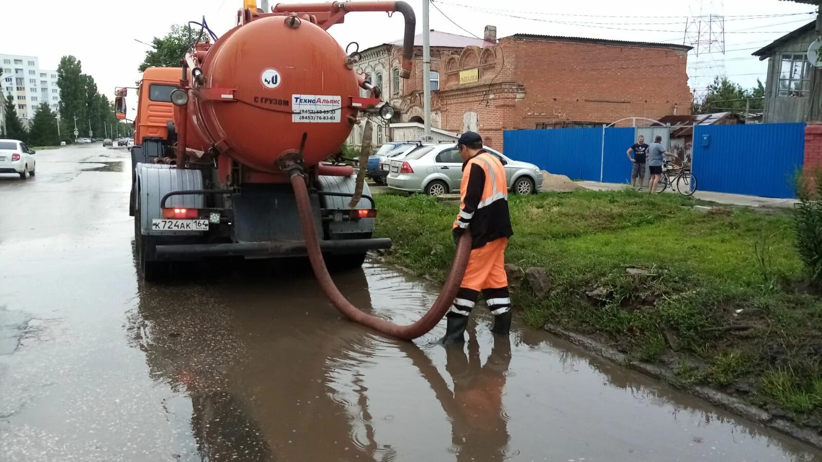 Откачка воды шахты. Машина для откачки воды. Станции для откачки воды повышенной мощности. Откачка воды с придомовой территории. Машина которая откачивает воду.