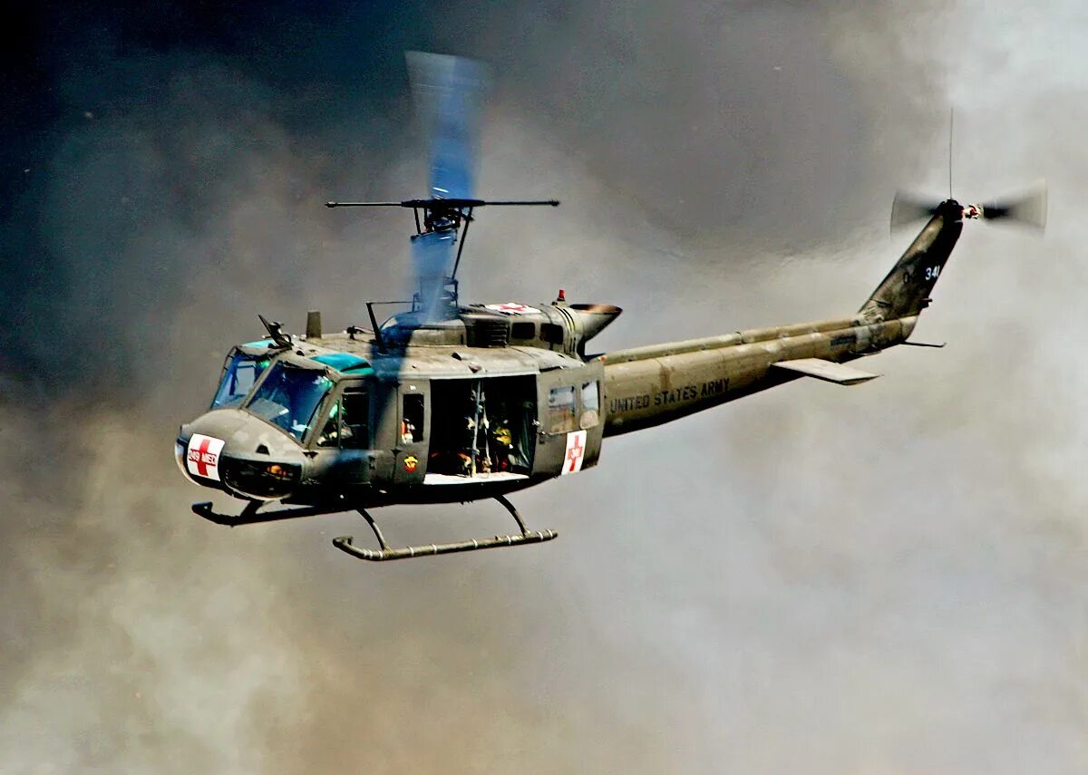 Uh 1 вьетнам. Bell uh-1 huey. вертолеты белл хьюи. хьюи вертолет вьетнам. uh-1 хьюи вьетнам.