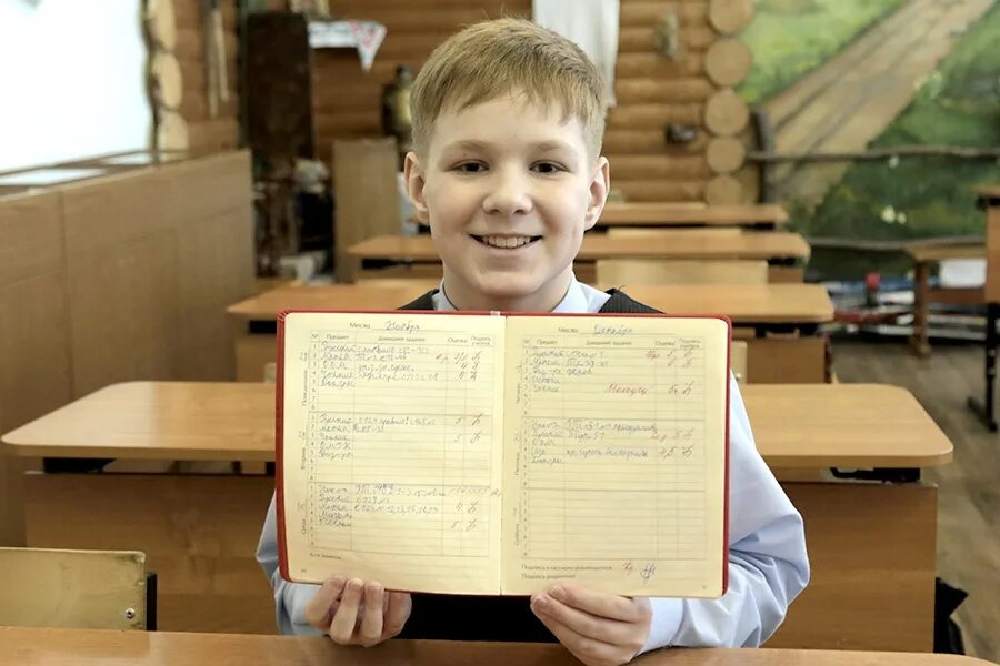 Найти дневник детям. Получил пятерку в школе. Ученик. Дневник ученика. Дневник школьника с пятерками.