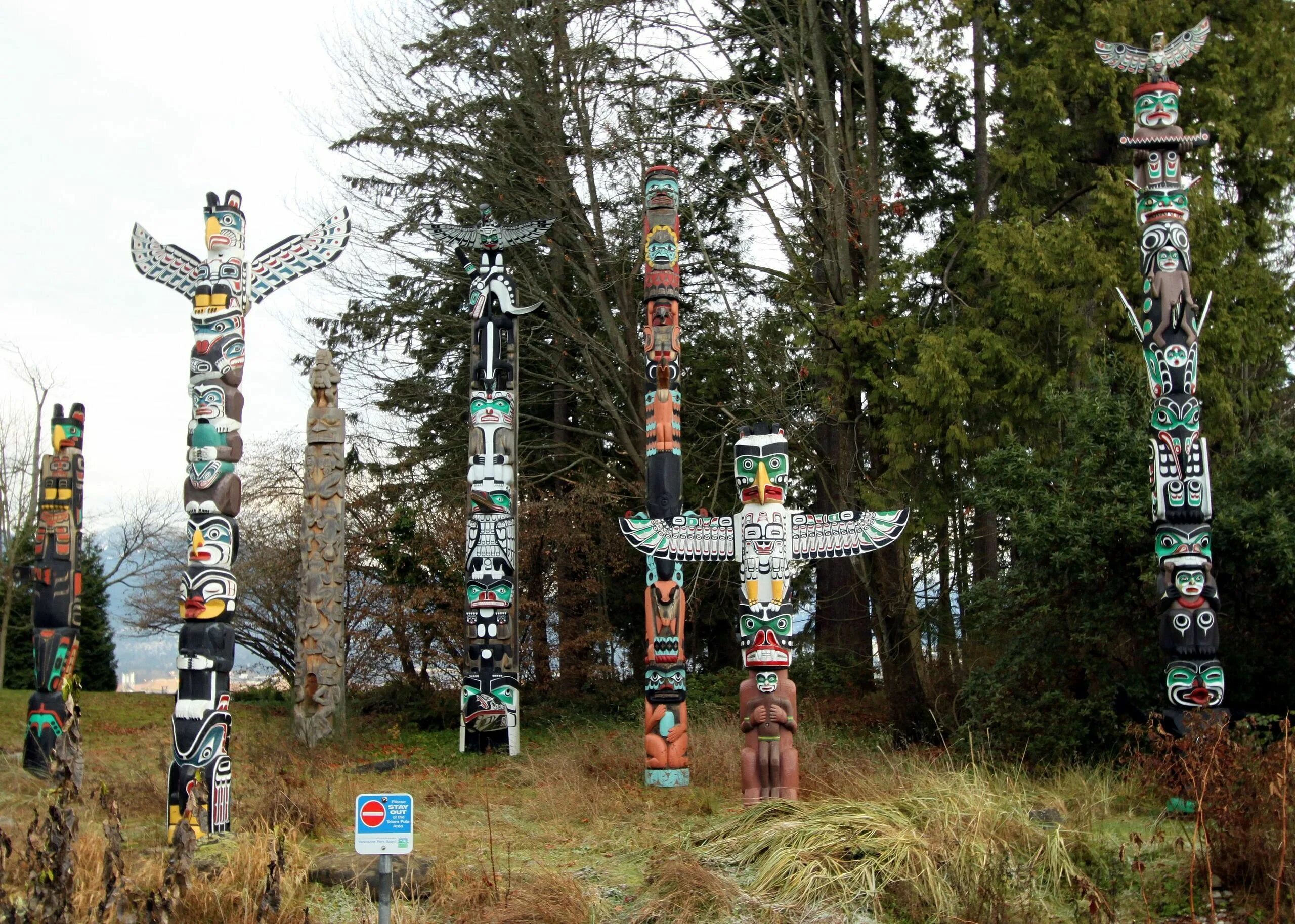 Totem pole. Тотемные столбы индейцев Северной Америки. Тотем Ванкувер. Тотемный столб индейцев. Тотем (тотемизм).