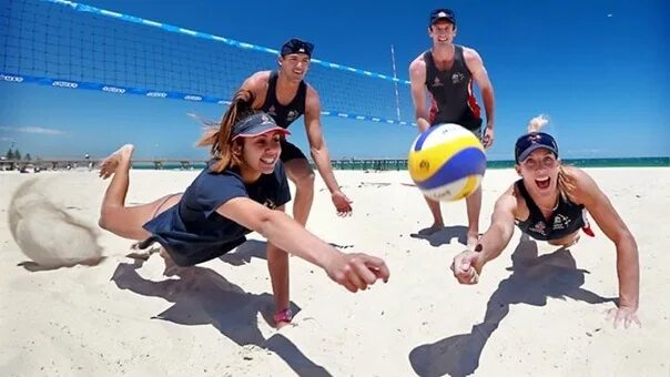 Волейбол на пляже. Playing volleyball is fun. Дети играют в волейбол. Дети волейбол пляж. Дети играют в волейбол.