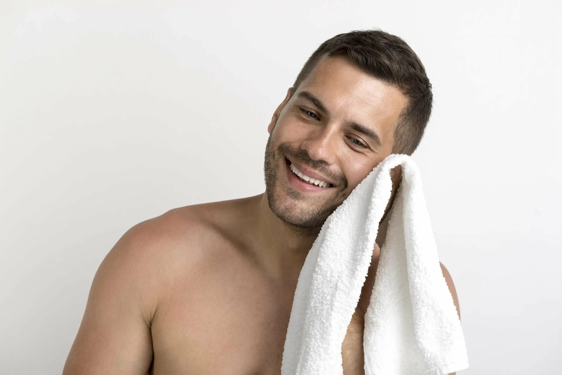 Мужик с полотенцем. Мужчина в полотенце. Полотенце для лица. Полотенце для волос. Вытирает полотенцем.