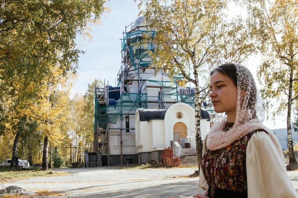 Женщина в храме. Православная девушка. Девочка в храме. Православная девушка в храме.