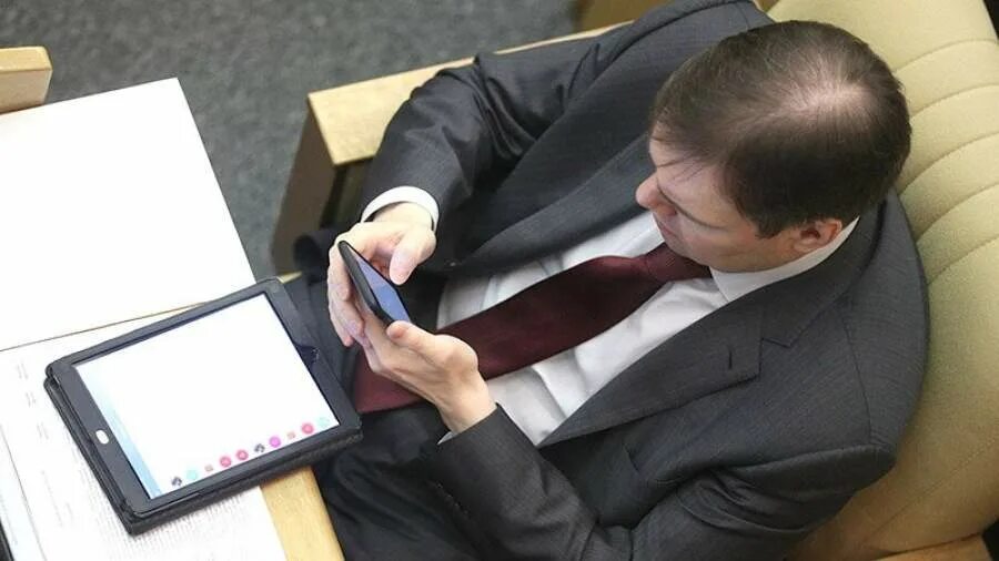 Прекращение думы. Чиновник со смартфоном. Гаджеты у депутатов. Прекращает работу в россии. Социальные сети чиновники.