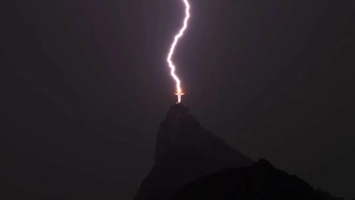 Молния попала в статую свободы. Статуя Христа-Искупителя молния ударила. Статуя Христа-Искупителя Бразилия молния. Статуя Иисуса в Рио де Жанейро молния. Гроза.