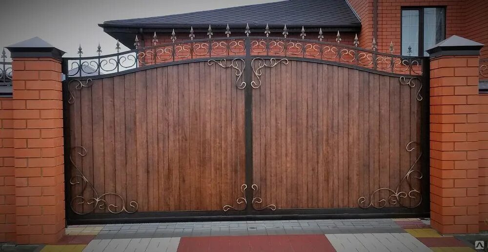 Профнастил с элементами ковки. Ворота с калиткой. ворота с элементами ковки. откатные ворота с ковкой. ворота с ковкой и профнастилом.