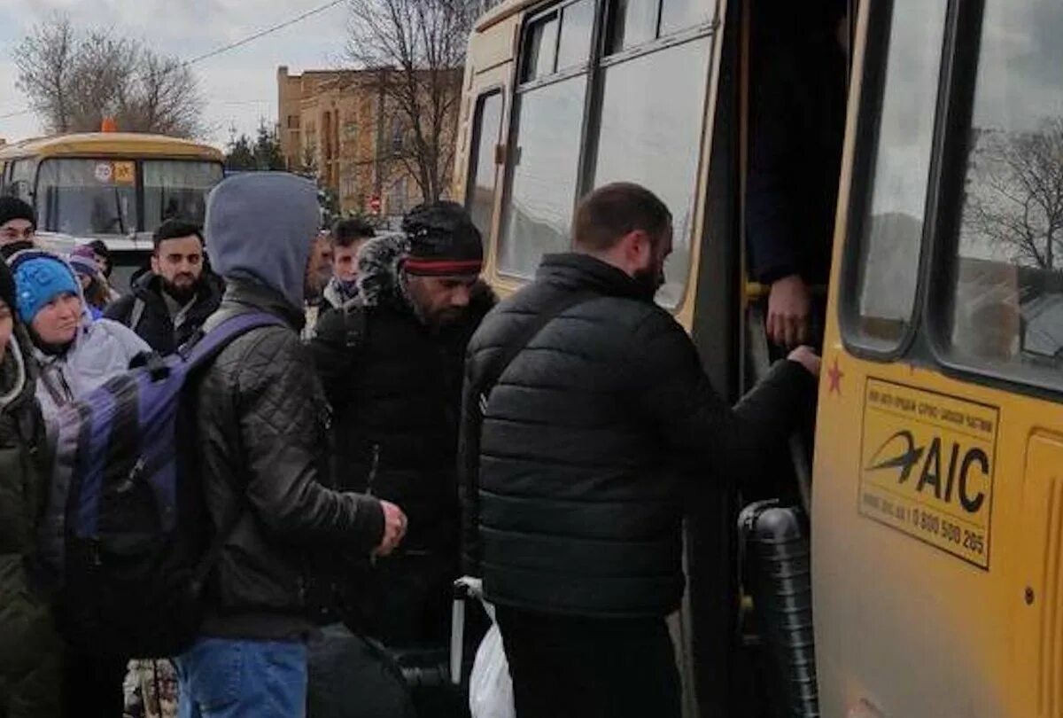 Что происходит в сумах. Люди в маршрутке. эвакуирование людей с украины в россию. эвакуация в сумах. гуманитарный коридор из украины в россию.