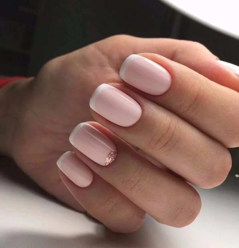 Нежный маникюр для девочки. Школьный маникюр. Незаметные ногти в школу. Незаметный маникюр на коротких ногтях в школу. Незаметный маникюр в школу.