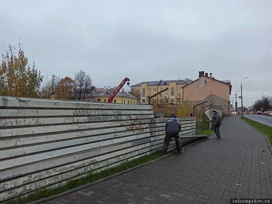 Забор псков купить. В Коврове снесли ограждение. 4 Угла Псков. Пансионаты заборы сносят. Двор на 4 углах Псков.