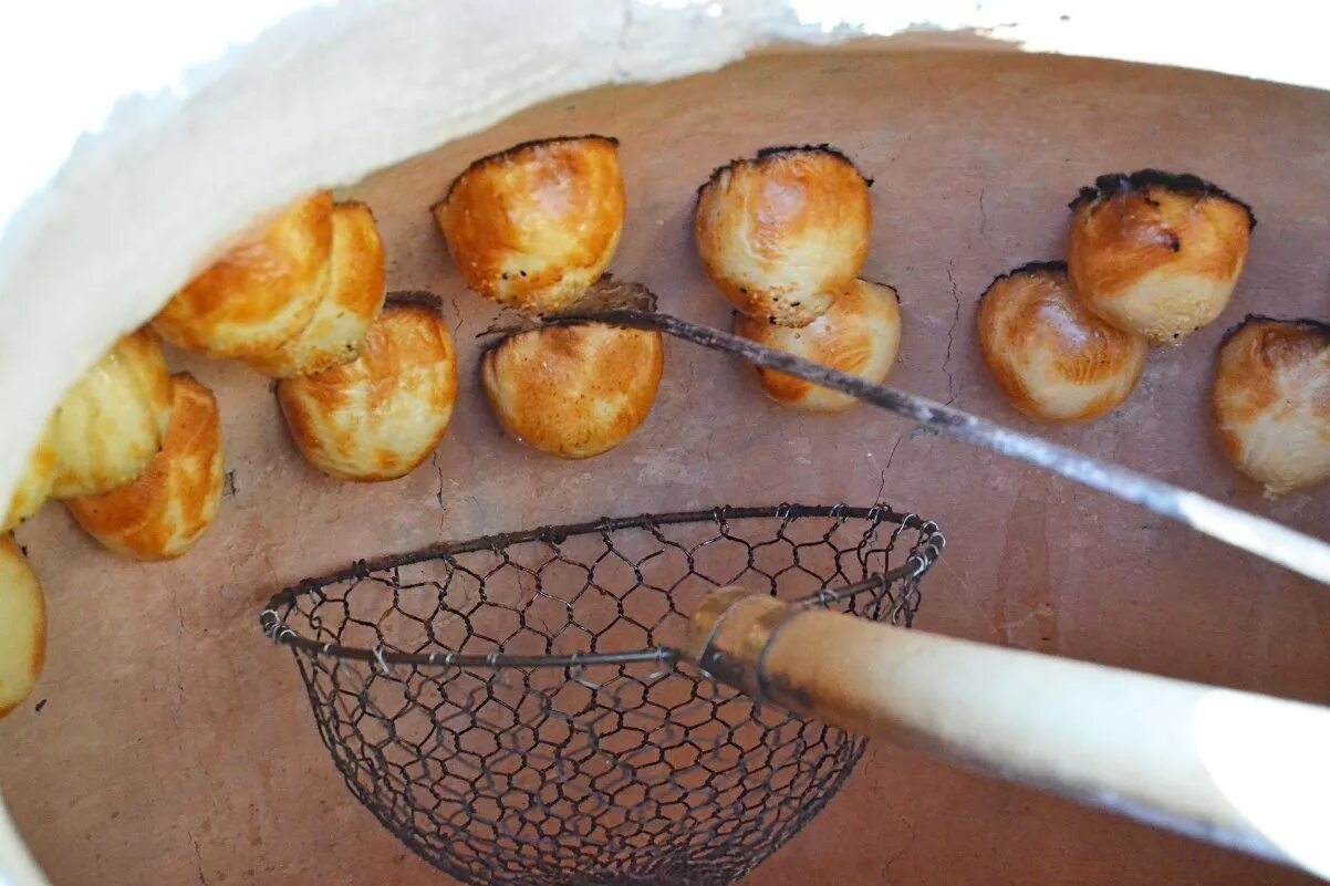 Тандырная самса саки. Сомса тандир тандыр самса. Самса тандырная. Тандырная самса и лепешки. Тандырная самса в тандыре.