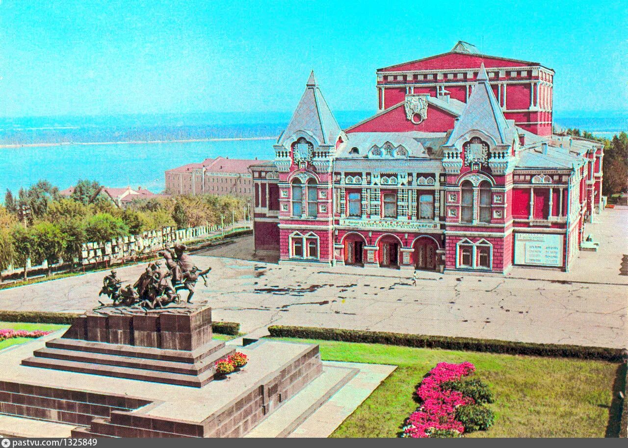 Как называется куйбышев. Драмтеатр самара куйбышев. самарский театр драмы горького. театр самара куйбышева театр. площадь чапаева самара.
