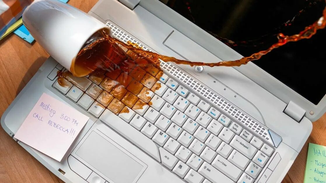 Что делать ноут. Залитый ноутбук. Пролил чай на клавиатуру. Пролили жидкость на ноутбук. Разлил кофе на клавиатуру.